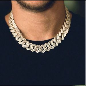 Diamond prong link in 18k Gold